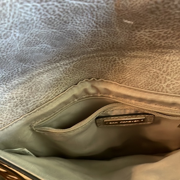 Eam Forever Tan with fringe wicker patterned clutch / crossbody with gold chain - Picture 4 of 10